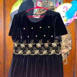I am selling this dress, its my grandmothers old dress and I’m getting rid of it